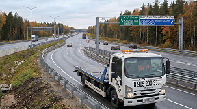 Эвакуатор на трассе при выезде за КАД в Ленинградскую область