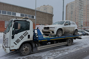 Эвакуация внедорожника с парковки