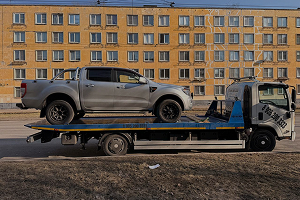 Доставка автомобиля до сервиса на эвакуаторе